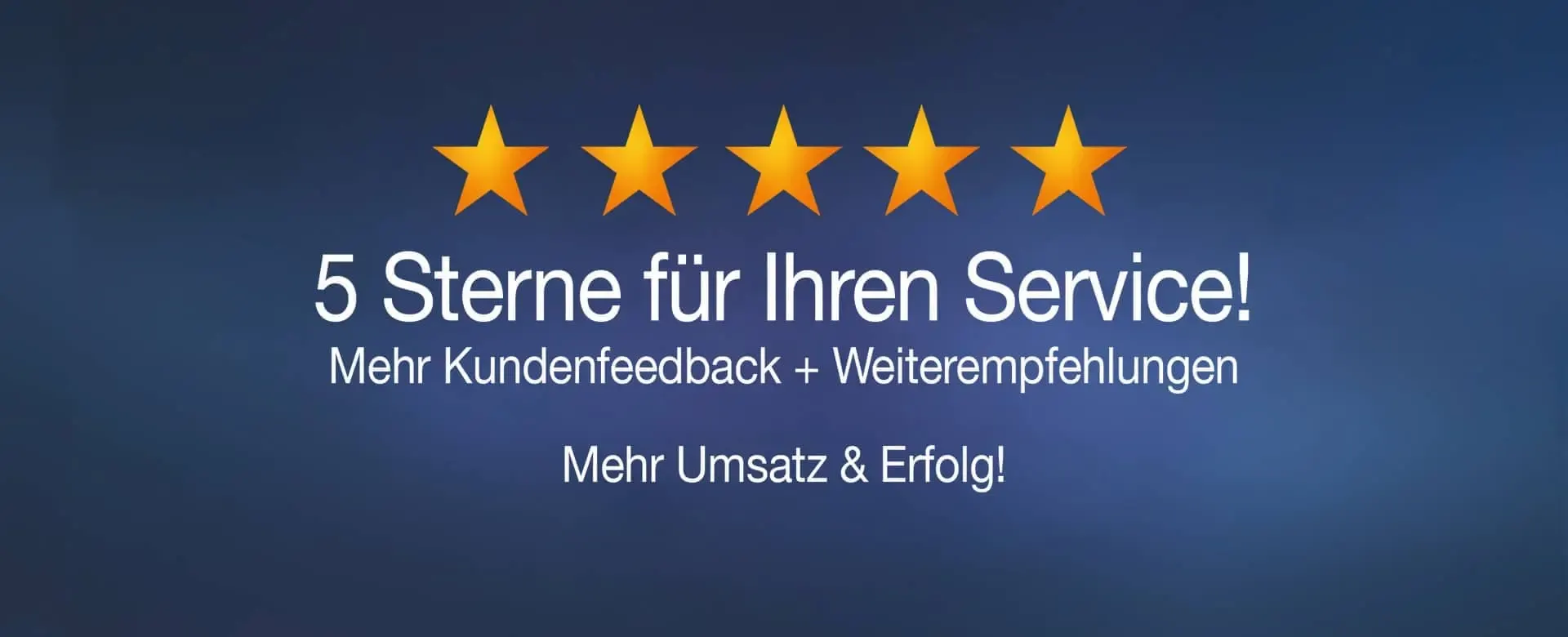 Familie wählt Möbel im Showroom — Servicequalität sichtbar gemacht.